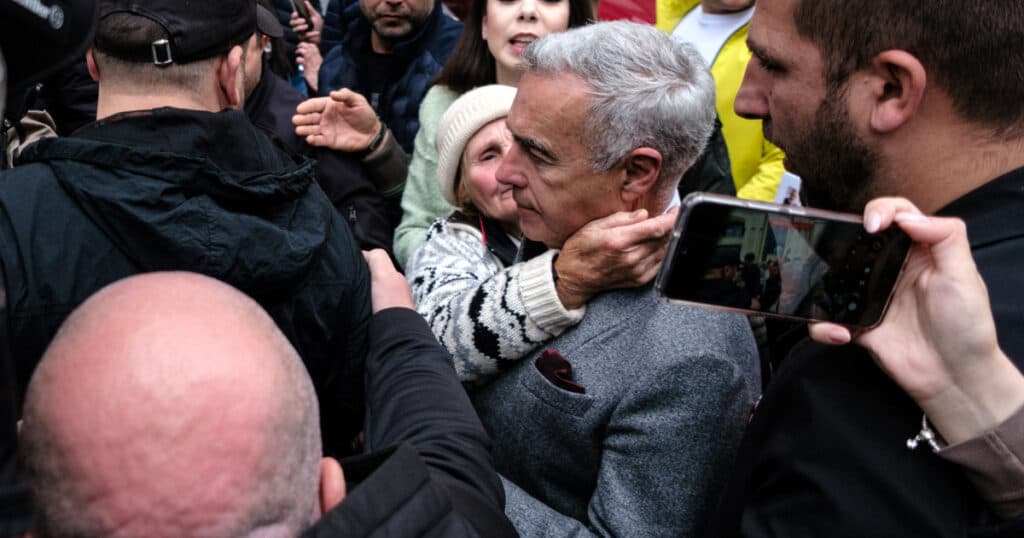 Călin Georgescu își îndeamnă susținătorii după ce a primit o amendă de 200.000 de lei de la AEP.