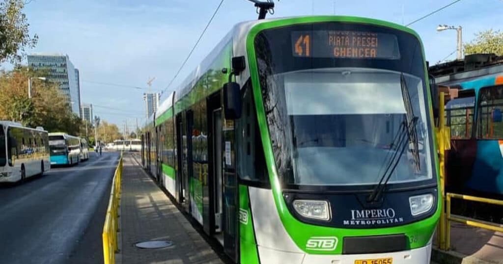Defecțiune în rețeaua electrică din București. Tramvaiele și troleibuzele sunt blocate pe mai multe trasee.