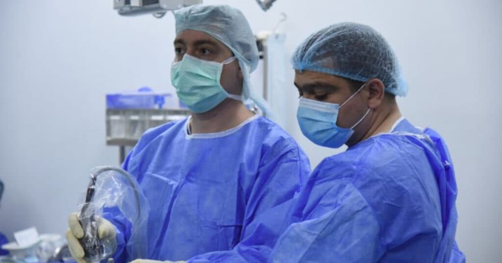 Tratamentul unei femei care suferea de dureri severe la genunchi