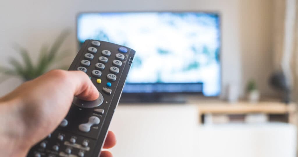 Avertismentele de la TV suferă modificări. Mesajele referitoare la „sare și grăsimi” sau „minimum 2 litri de apă” vor fi eliminate. Noile decizii ale CNA.