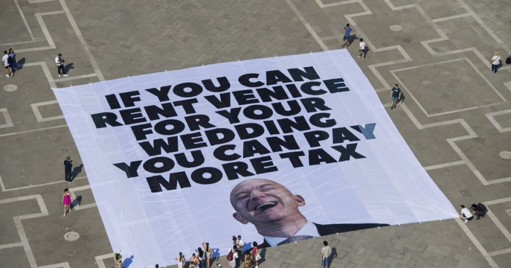 „Bezos este în grabă”. Miliardarul american, forțat să-și schimbe locația nunții din cauza protestelor din Veneția.