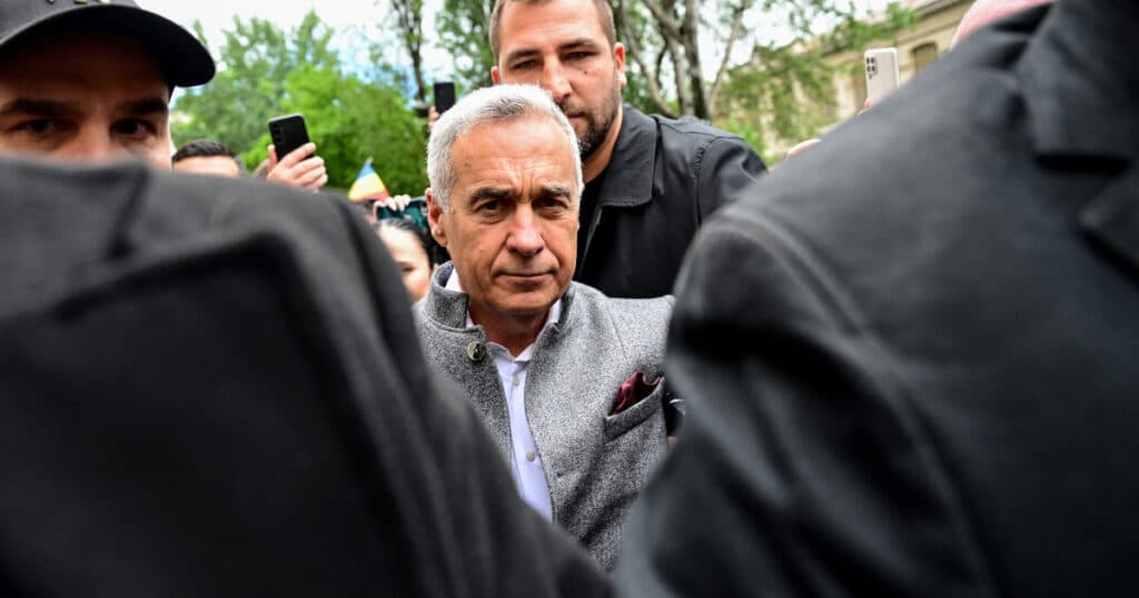 Călin Georgescu, prezent în fața instanței, după ce a contestat măsura controlului judiciar, fiind întâmpinat de zeci de susținători.