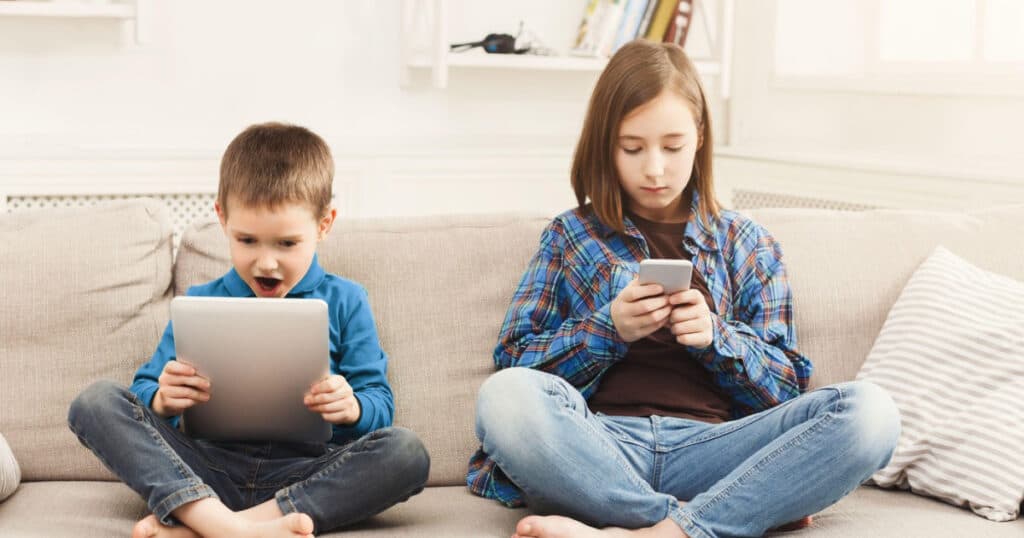 Impactul internetului asupra copiilor: Poliția informează că 1 din 6 elevi consideră esențială participarea la provocările online.