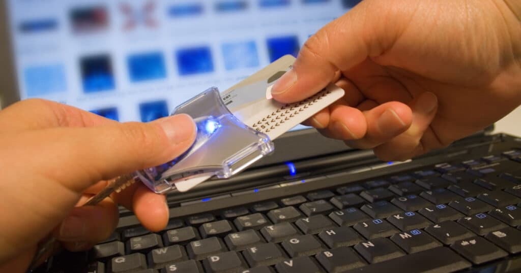 Cartea de identitate electronică pentru copii. Minorii pot călători fără pașaport. Ce beneficii aduce documentul digital.
