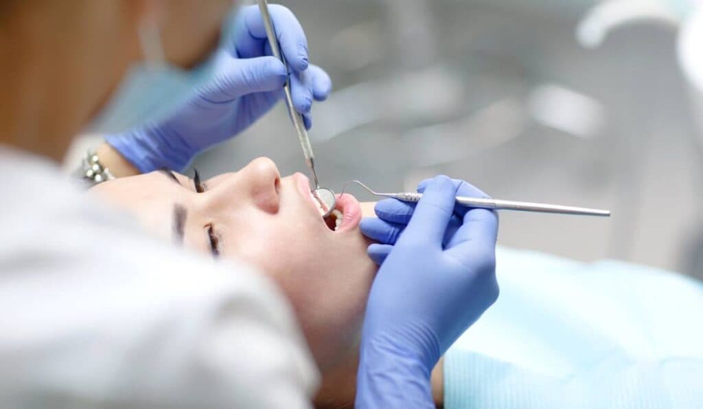 Ce trebuie să eviți înainte de a merge la dentist. Motivele pentru care nu este recomandat să bei cafea sau să porți lentile de contact
