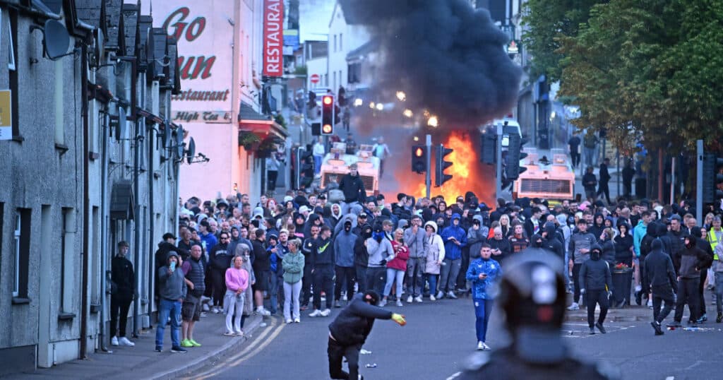 Ce declarație face MAE referitor la situația tensionată din Irlanda de Nord, unde migranții români sunt targetați de acte de violență