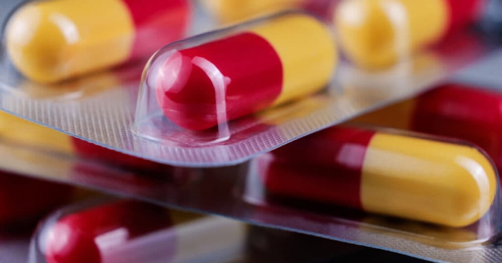 Cercetătorii din Scoția au obținut paracetamol din PET. Anunțul a fost întâmpinat cu scepticism de către activiștii de mediu.