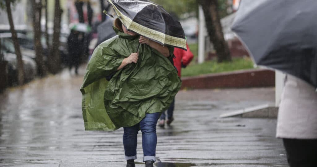 Cod galben de vânt în estul României. Săptămâna debutează cu un cod galben de caniculă.