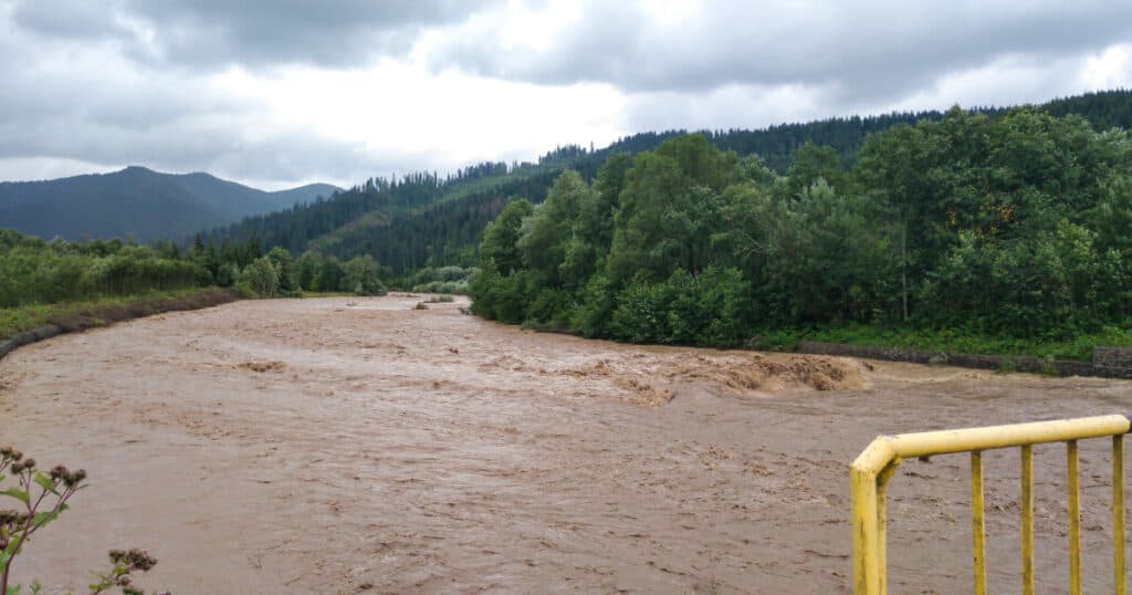 Cod portocaliu și cod galben de inundații pentru circa 30 de județe din România. Risc sporit de viituri în regiunile montane.