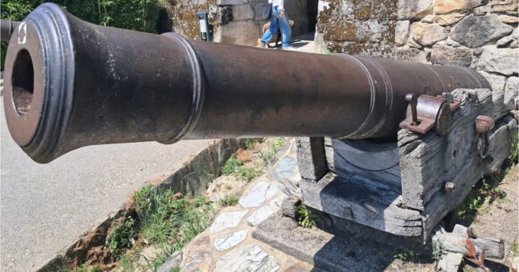 „Corăbiile negre” și tunurile țarului: Cum a devenit un rege al Spaniei victima uneia dintre cele mai mari escrocherii din istorie