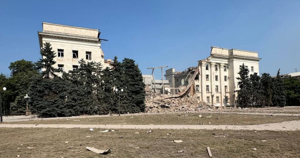 „Reacția lui Zelenski după ce Rusia a distrus cu bombe clădirea administrației din Herson, în urma atacului asupra creaturilor complet bolnave.”