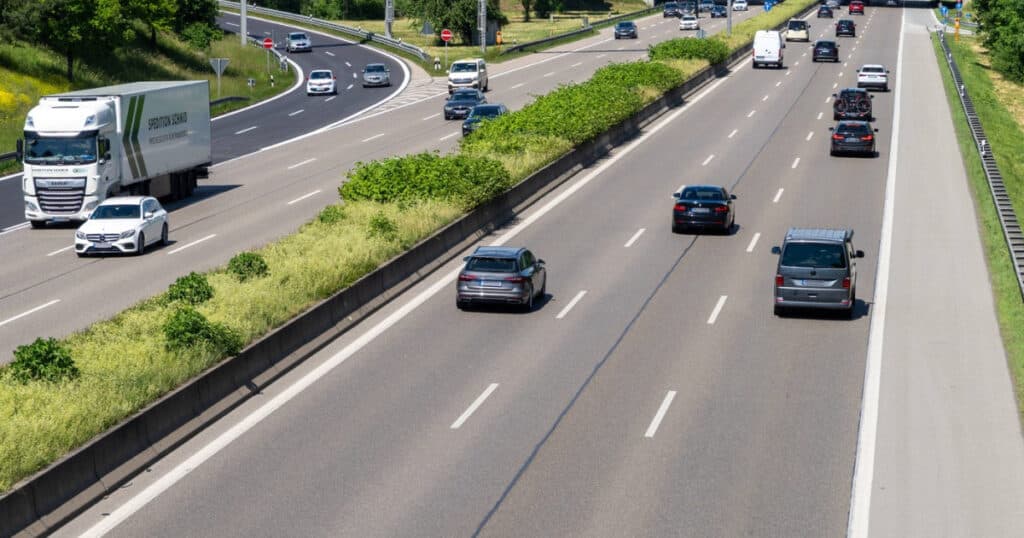 Cum câțiva birocrați chinezi influențează soarta industriei auto globale