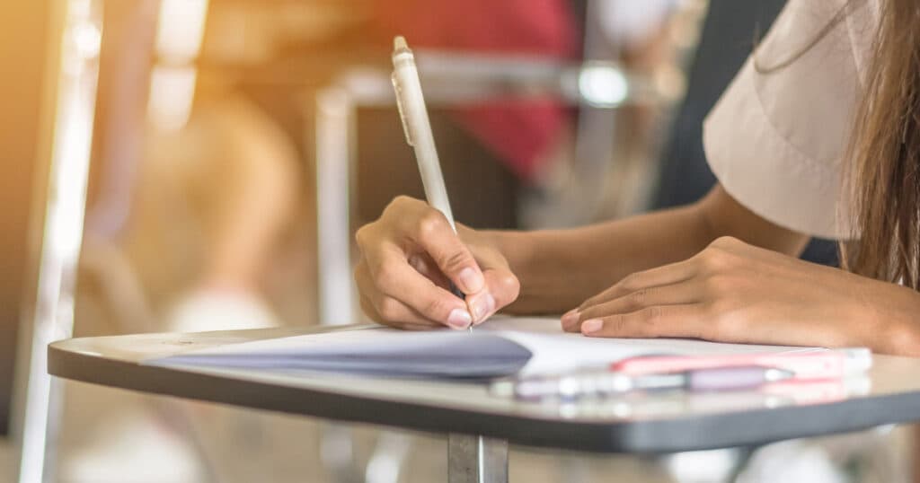 Modalitatea de înscriere la liceu pentru elevii cu medii identice la Evaluarea Națională 2025. Ce criterii de departajare există?