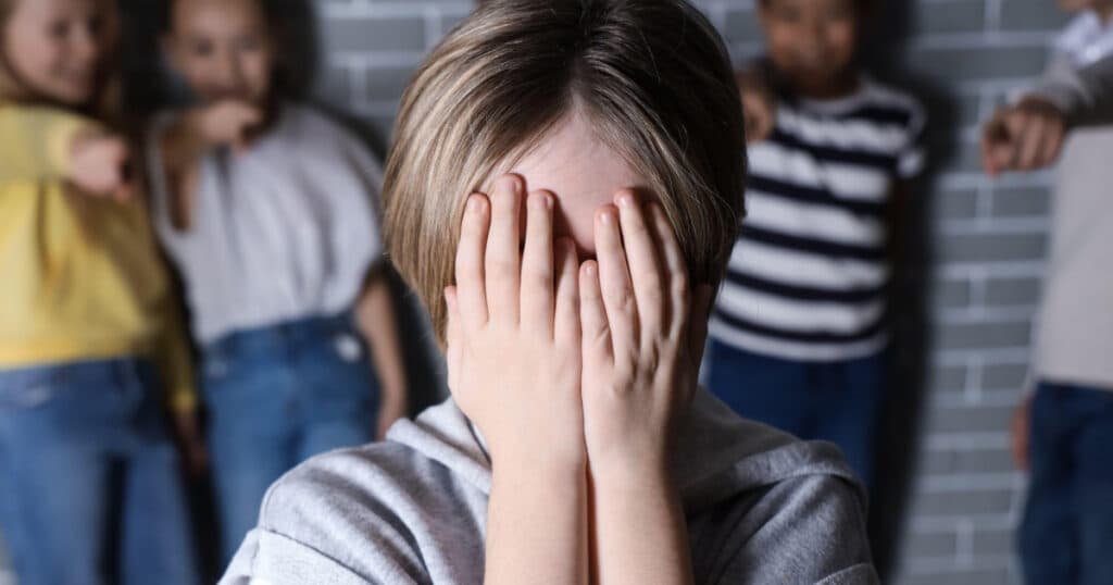 Daniel David: Camere în sălile de clasă și sesizări anonime, măsuri esențiale pentru prevenirea bullyingului în școli