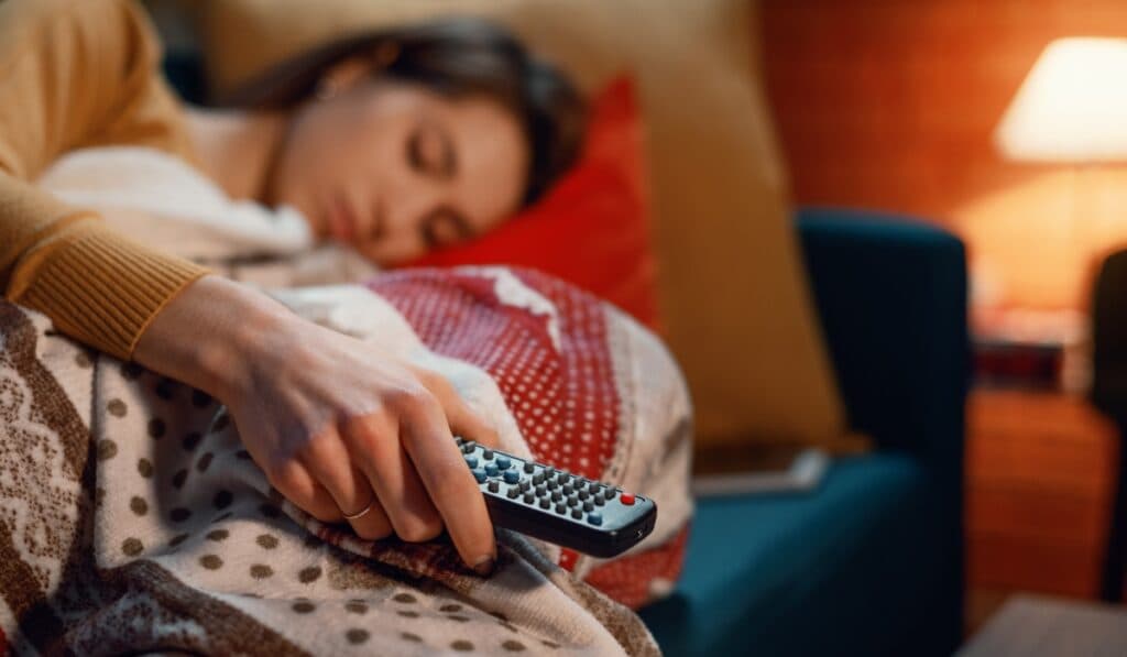 Motivul pentru care nu ar trebui niciodată să adormim cu televizorul activat: un obicei care pare inofensiv, dar care ne afectează serios sănătatea.