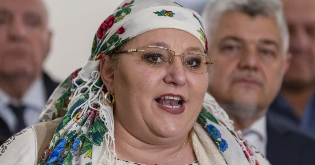 Diana Șoșoacă anunță excluderea a trei senatori din S.O.S. România și intenționează desființarea grupului parlamentar.