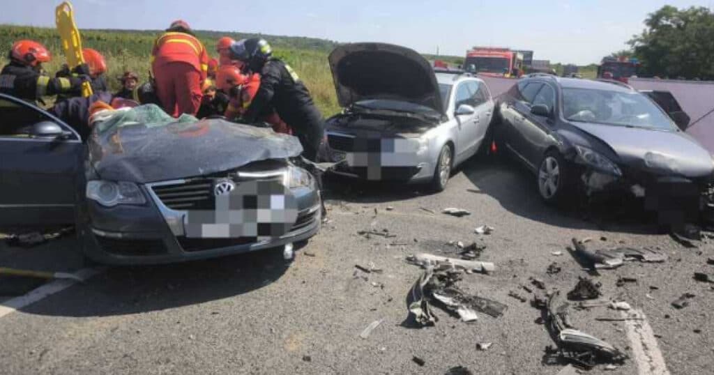 Doi copii și doi adulți au fost duși la spital în urma unui accident pe DN 19, în care au fost implicate patru automobile.