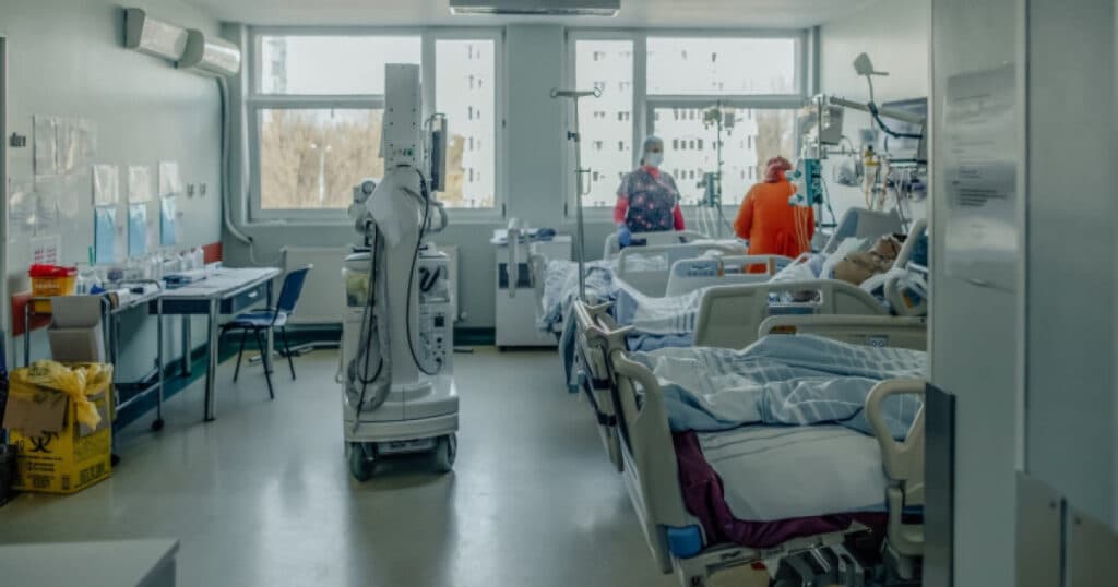 Dosarul deceselor suspecte de la Spitalul „Pantelimon”: urmărirea penală s-a extins împotriva a patru medici ATI, cu descinderi și percheziții.