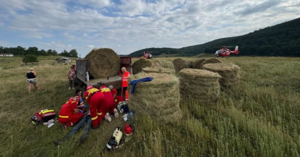 Două elicoptere SMURD au fost solicitate pentru un bărbat decedat în urma căderii unui balot de paie peste el.