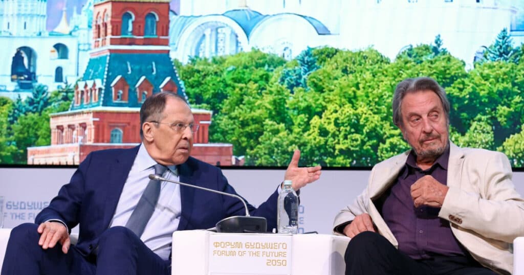 Errol Musk, Alex Jones și alte personalități occidentale iau parte la „Forumul viitorului 2050” din Moscova. Unul dintre subiecte: „MAGA în Rusia”