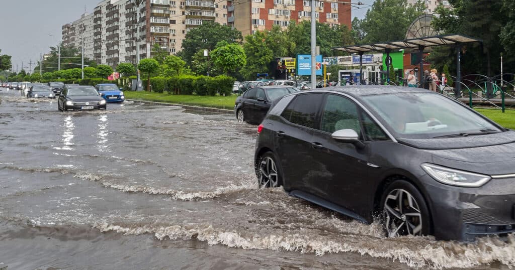 Furtuna care a inundat Capitala, semn al schimbărilor climatice. Roxana Bojariu: „Nu vom scăpa de ploi”. Ce urmează în săptămâna viitoare.