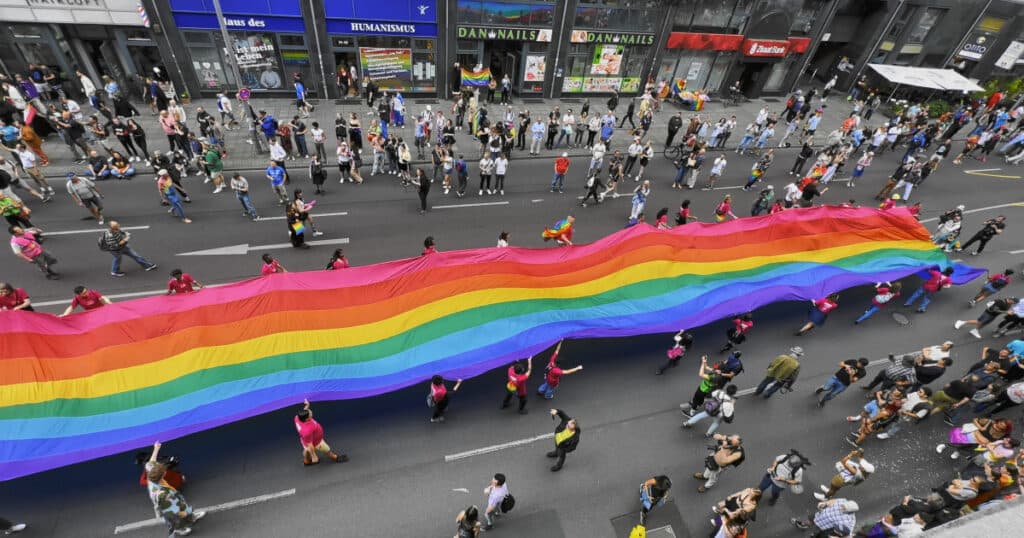 Extrema dreaptă utilizează drepturile LGBTQ+ ca instrument pentru a provoca disensiune în Europa, afirmă activiștii
