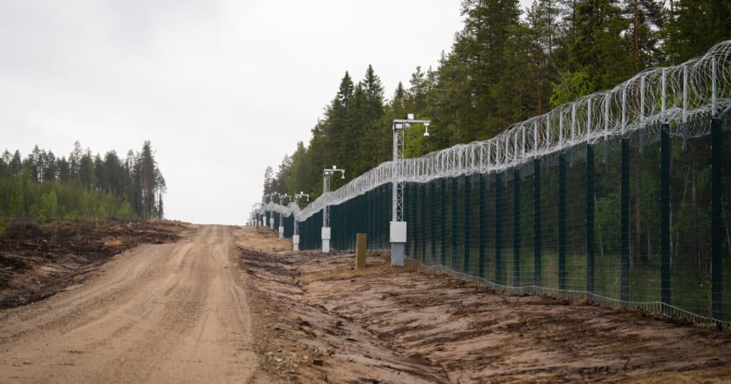 Finlanda erige un gard de aproape 5 metri înălțime pe un nou tronson al frontierei cu Rusia