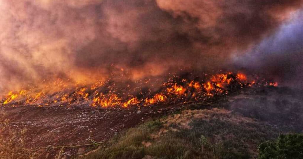 Incendiu de mari dimensiuni la o groapă de deșeuri din Dâmbovița: a fost emis mesaj Ro-Alert. Intervenție complicată a pompierilor.