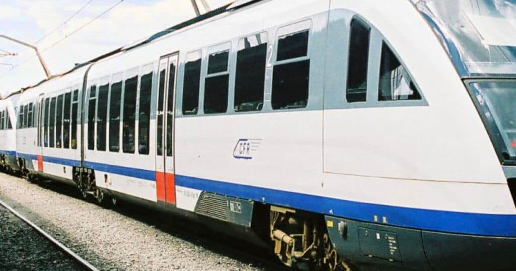 Incendiu la trenul „Săgeata albastră” pe ruta Piteşti–Bucureşti; 90 de călători evacuaţi.
