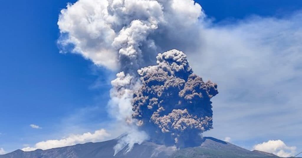 Cel mai mare vulcan activ din Europa a erupt din nou. Imagini spectaculoase.