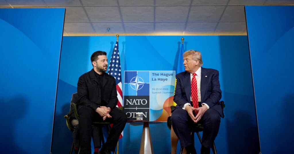 Diplomația vizuală a lui Volodimir Zelenski. Președintele ucrainean a decis să-și modifice stilul vestimentar la summitul NATO.
