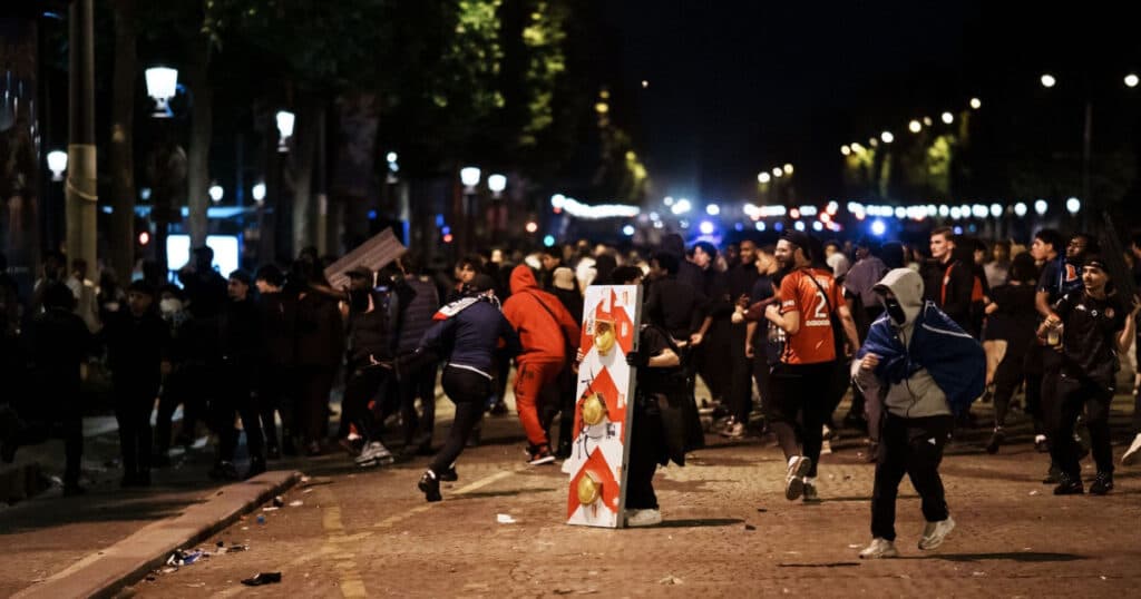 Două persoane au decedat și peste 500 au fost reținute după celebrarea fanilor PSG în Paris, în urma câștigării Ligii Campionilor.
