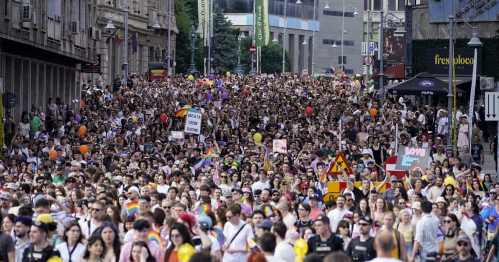 Jandarmii au aplicat amenzi de 6.000 lei la marșul Bucharest Pride și la evenimentele din Pride Park. Trei persoane au fost deferite justiției.