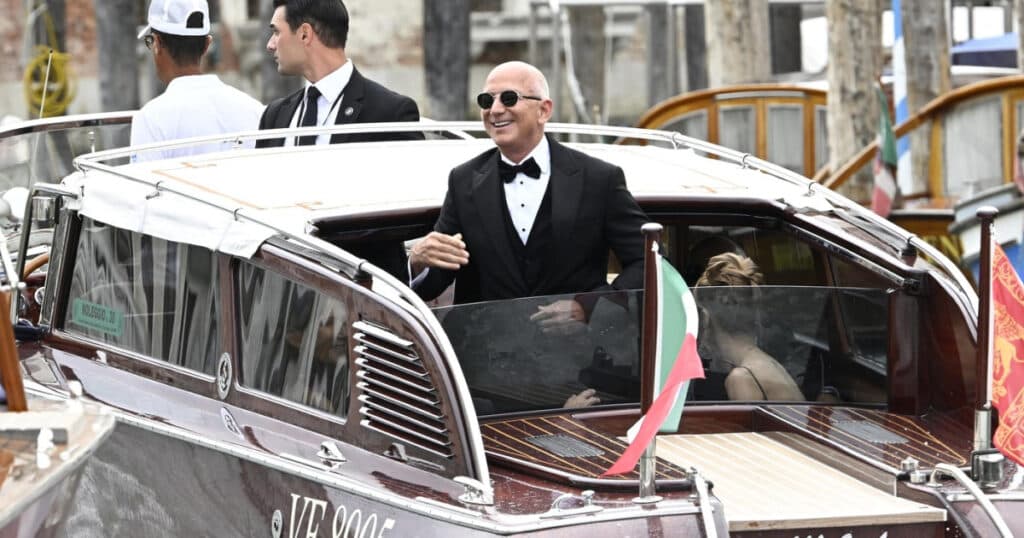 Jeff Bezos s-a căsătorit cu Lauren Sanchez. Imagini spectaculoase de la nunta anului: „Este o abatere de la ceea ce se aşteaptă oamenii.”