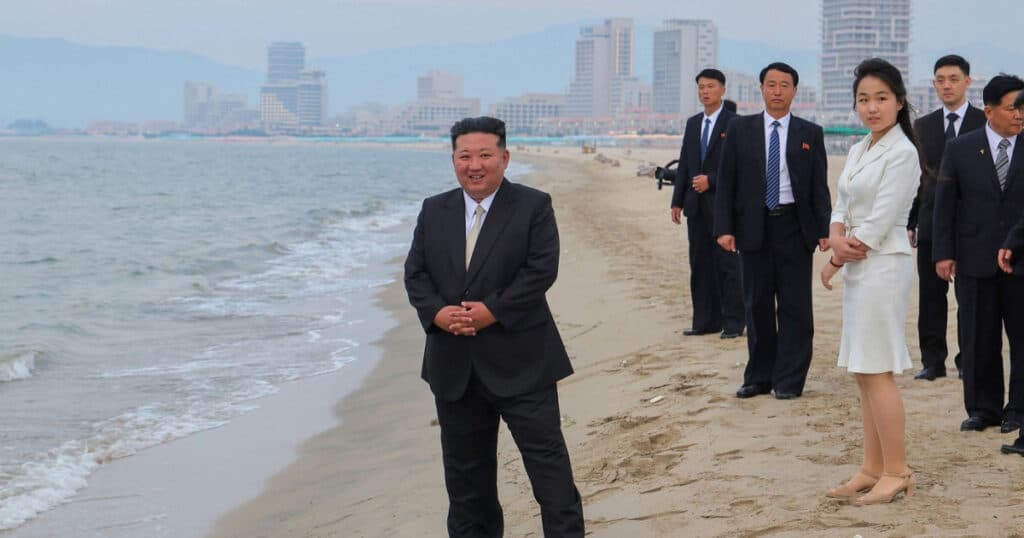Kim Jong-un a renunțat la rachete și s-a relaxat la plajă, inaugurând o stațiune de lux pe litoral.