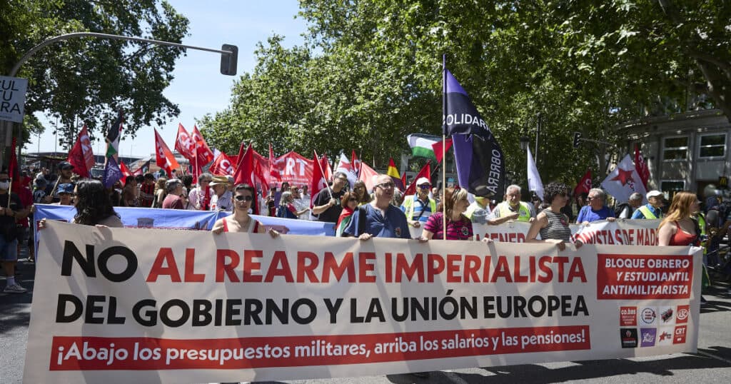 Protest cu mii de participanți la Madrid împotriva reînarmării Europei. „Jos armele, sus pensiile”. Critici aduse NATO și guvernului Sanchez.