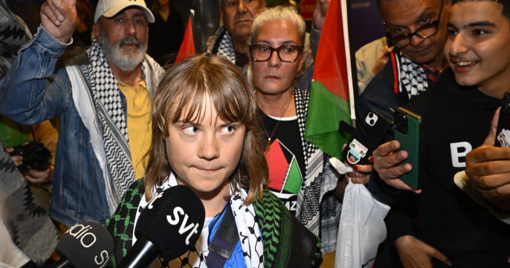 Greta Thunberg a fost „torturată” de israelieni cu melodii pentru copii, înainte de a fi deportată în Suedia.