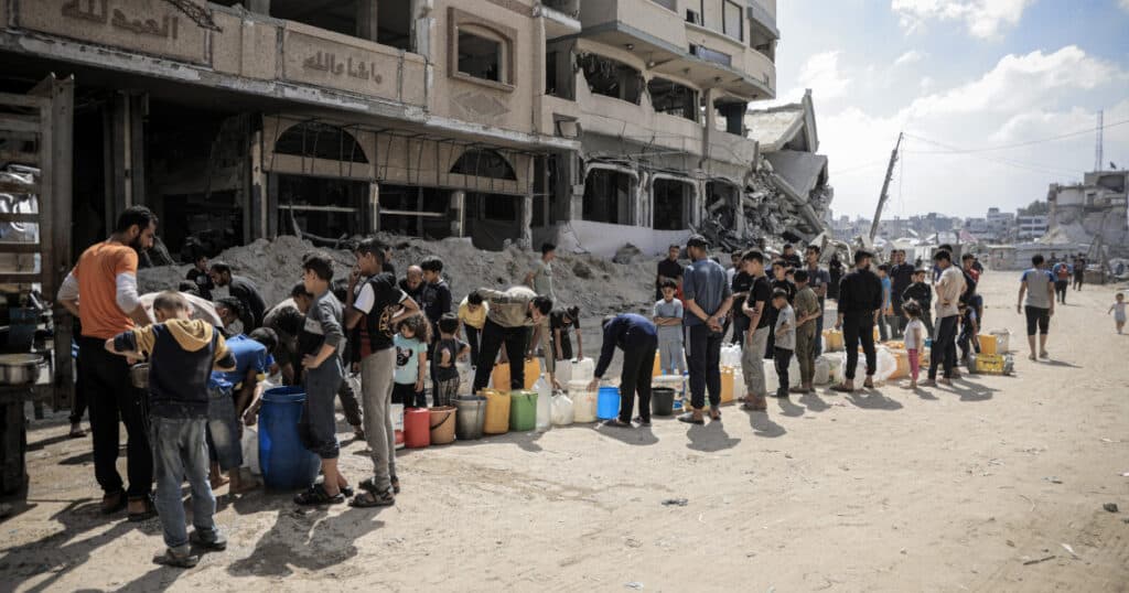 Hamas acuză armata israeliană de atacuri cu tancurile asupra mulțimii adunate lângă un centru de distribuție a hranei din Gaza. Reacția IDF.