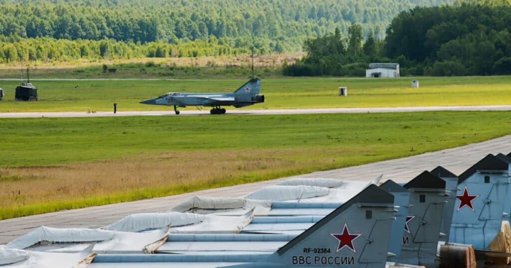 O altă bază aeriană rusă a fost atacată de ucraineni. Printre avioanele afectate se numără un MiG-31K, utilizat pentru lansarea rachetelor Kinjal (raport)