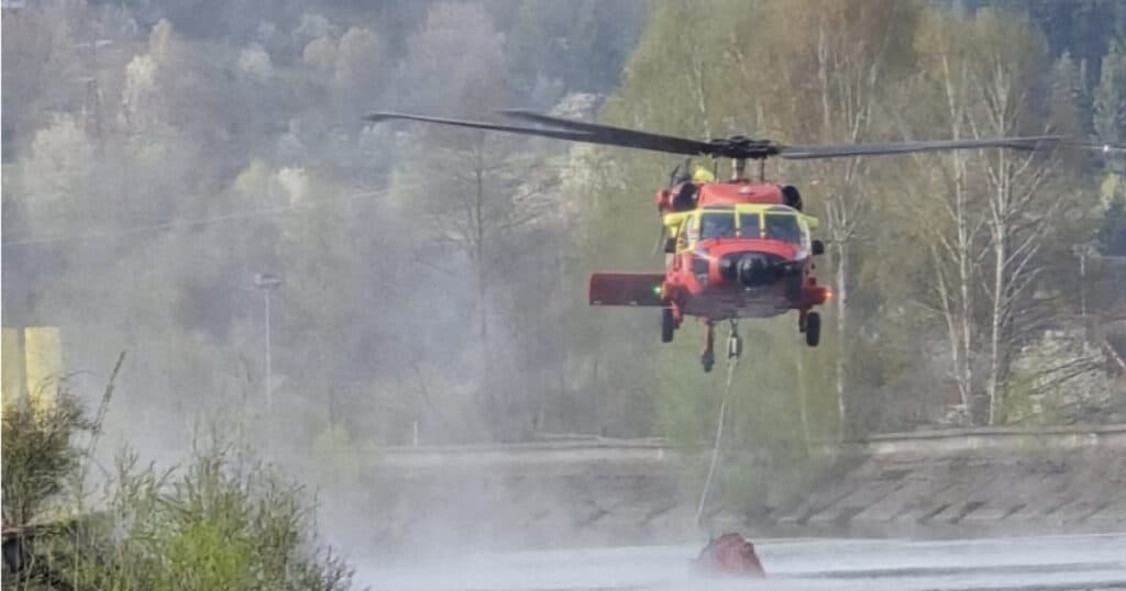 Incendii de vegetație în Clisura Dunării. Pompierii intervin de trei zile, sprijiniți de două elicoptere Black Hawk.