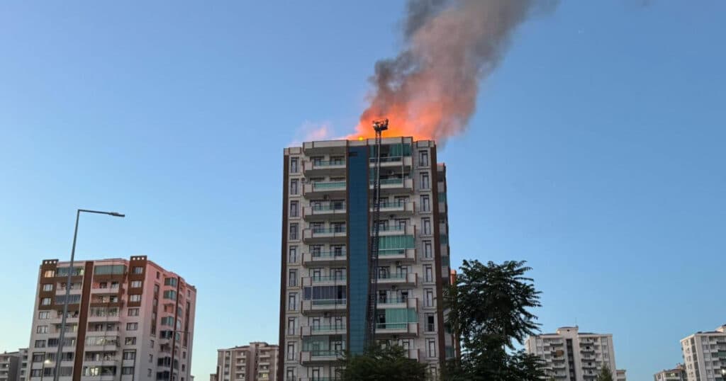 Incendiu într-o clădire de 13 etaje în sud-estul Turciei: trei decese, inclusiv doi copii