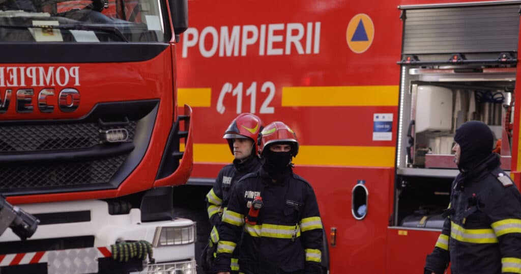 Incendiu la o hală industrială și un depozit de deșeuri plastice în Hunedoara. A fost transmis mesaj RO-Alert.
