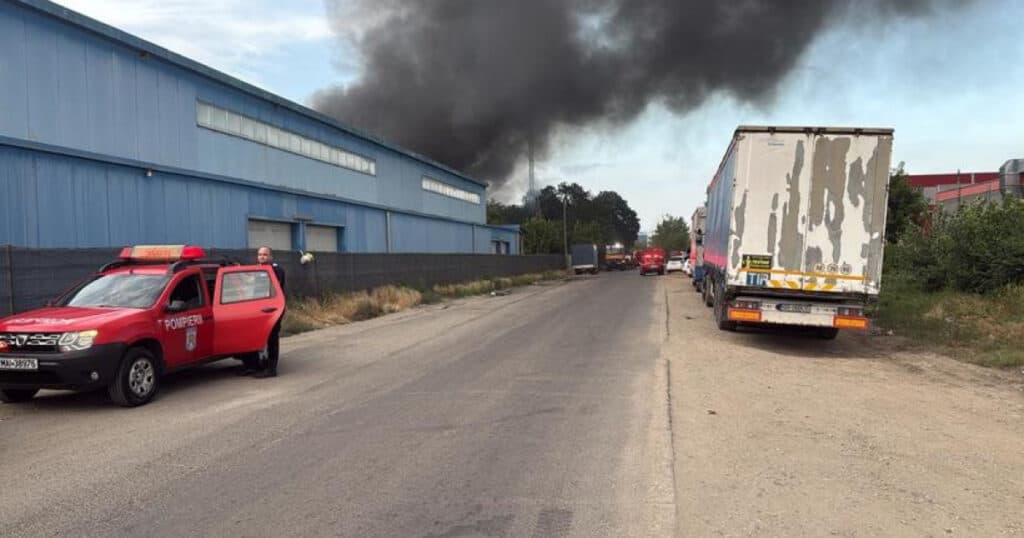 Incendiu într-un depozit din sectorul 6 al Capitalei, unde se află butelii cu oxigen. A fost emis un mesaj RO-Alert.