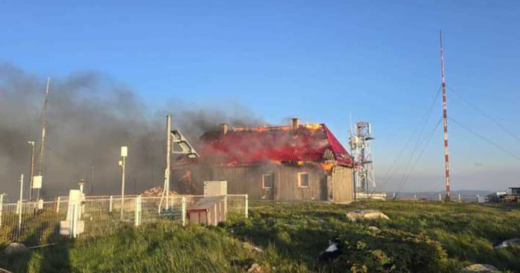 Incendiu pe Vârful Vlădeasa: cabana și stația meteo afectate de flăcări. Pompierii fac eforturi pentru a proteja rezervorul de combustibil.