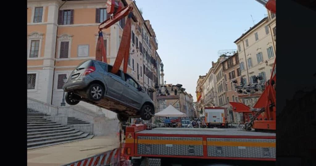 Incident neobișnuit la Roma: Un bătrân de 80 de ani a rămas prins cu mașina pe celebrele Trepte Spaniole.