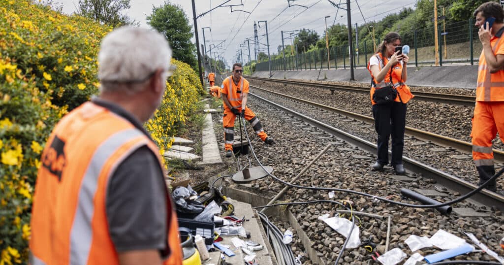 Întârzieri semnificative și trenuri Eurostar anulate, după ce sute de metri de cabluri au fost sustrase de pe linia de mare viteză.