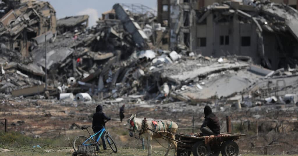 Israelul le transmite palestinienilor să evite circulația pe drumurile către centrele de ajutor din Fâșia Gaza, avertizând că „sunt zone de luptă”.
