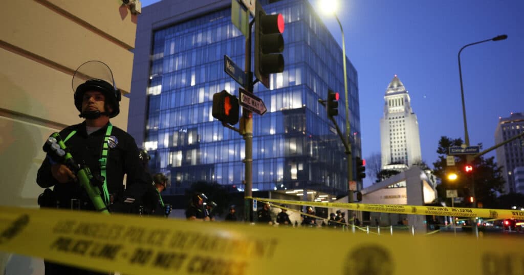 În Los Angeles a fost declarată starea de urgență nocturnă. Poliția a început să efectueze „arestări în masă”.