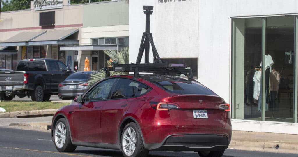 Probleme la lansarea mașinilor Robotaxi Tesla în SUA; autoritățile investighează depășiri de viteză și viraje neregulamentare.