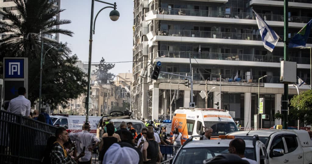 Text în direct: Războiul Israel – Iran, ziua 8. Bombardamente recente în orașele israeliene, în timp ce Donald Trump evaluează implicarea SUA în conflict.